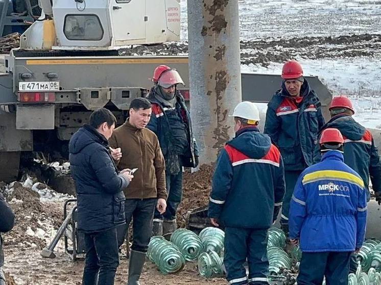 Глава Калмыкии побывал в районах, оставшихся без электричества из-за ледяного дождя
