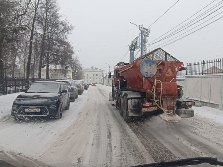 В Кирове сформировали колонны спецтехники для уборки вновь выпавшего снега
