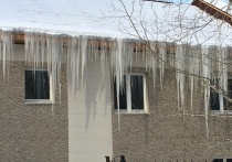 Как рассказали в мэрии столицы Хабаровского края, мэр города призвал усилить работы по очистке кровель от снега и льда
