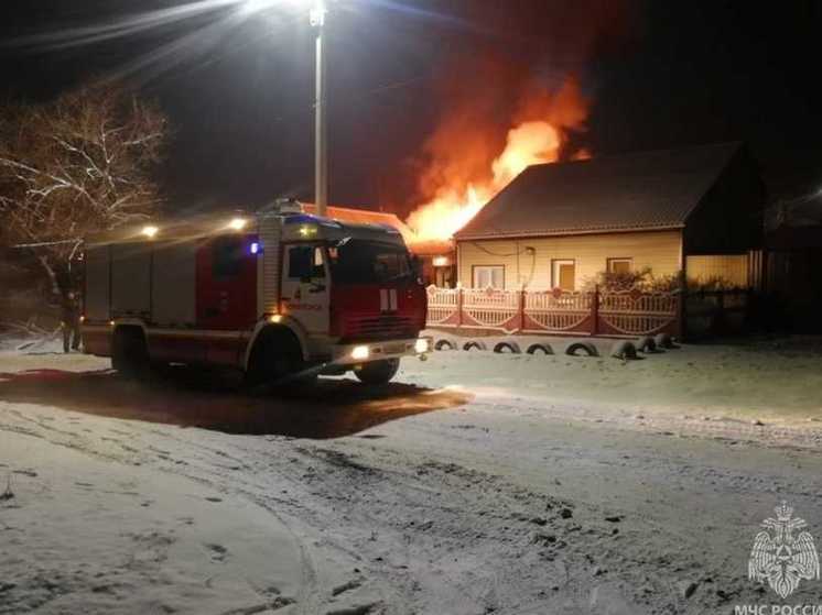 В Черногорске из-за неисправной проводки загорелись гараж и дом