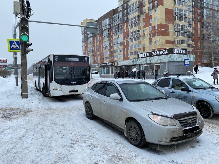 Автобус и легковушка столкнулись в Вологде