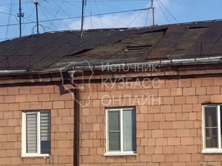 Жильцы Кемеровской многоэтажки вынуждены жить с дырой в крыше