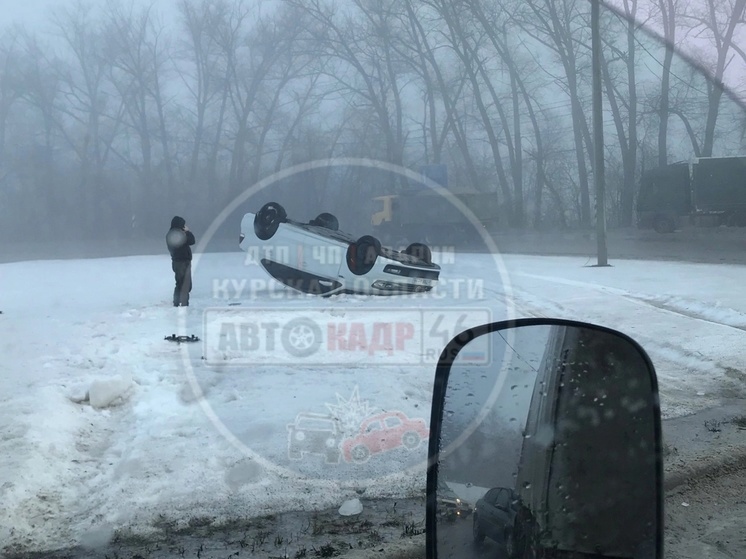 В Курске возле бывшего поста ГАИ легковушка «легла» на крышу