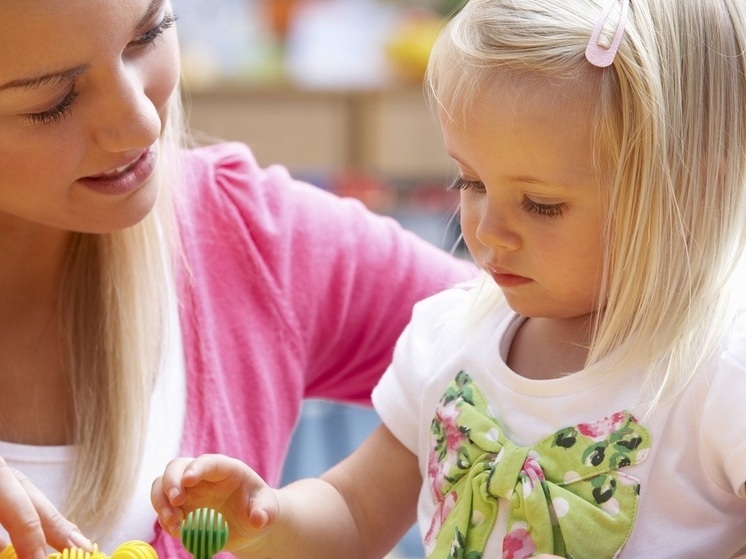 Директор кадрового агентства рассказала, сколько в России зарабатывают няни