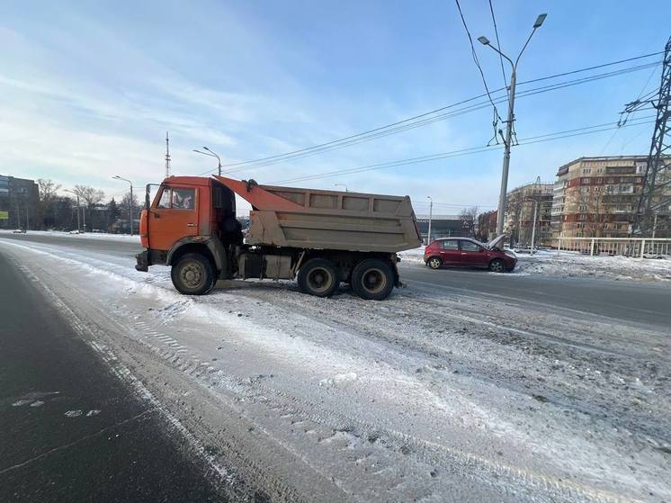 Иномарка в Томске 13 февраля столкнулась с грузовиком и врезалась в столб