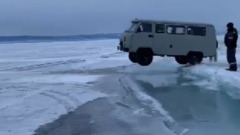 Лихачи на «буханке» перелетели через трещину Байкала: подвиг попал на видео