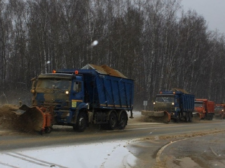 На Орловщине федеральные дорожники продолжают ликвидировать последствия ледяного дождя