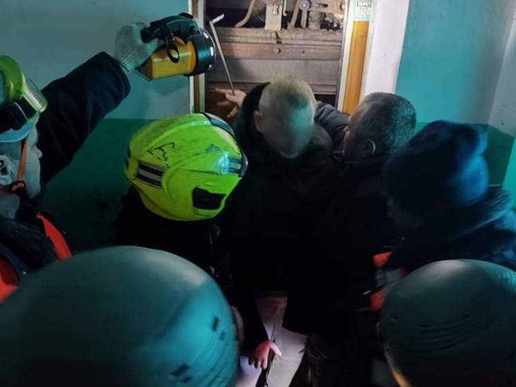 В Курске спасли провалившегося в шахту лифта мужчину