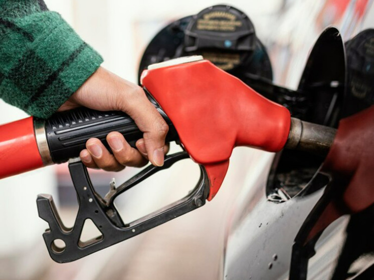 Почему НПЗ сокращают нефтепереработку и как это отразится на потребителях