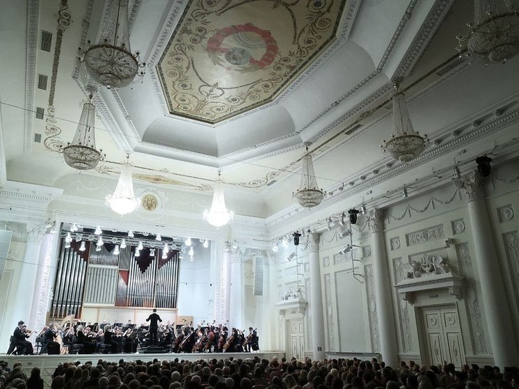 Симфонический оркестр Луганска выступил на одной сцене с Заслуженной артисткой РФ