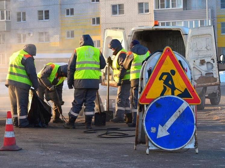 На дорогах Великого Новгорода проводят плановые ямочные работы