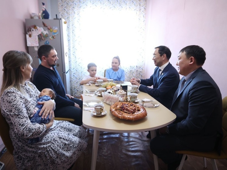 Глава Якутии встретился с участником СВО и его семьей в Ленске