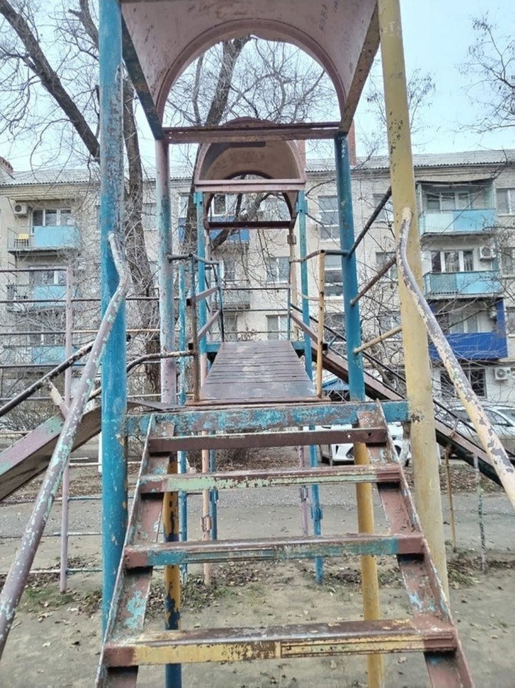 Элистинские детские площадки опасны для игр