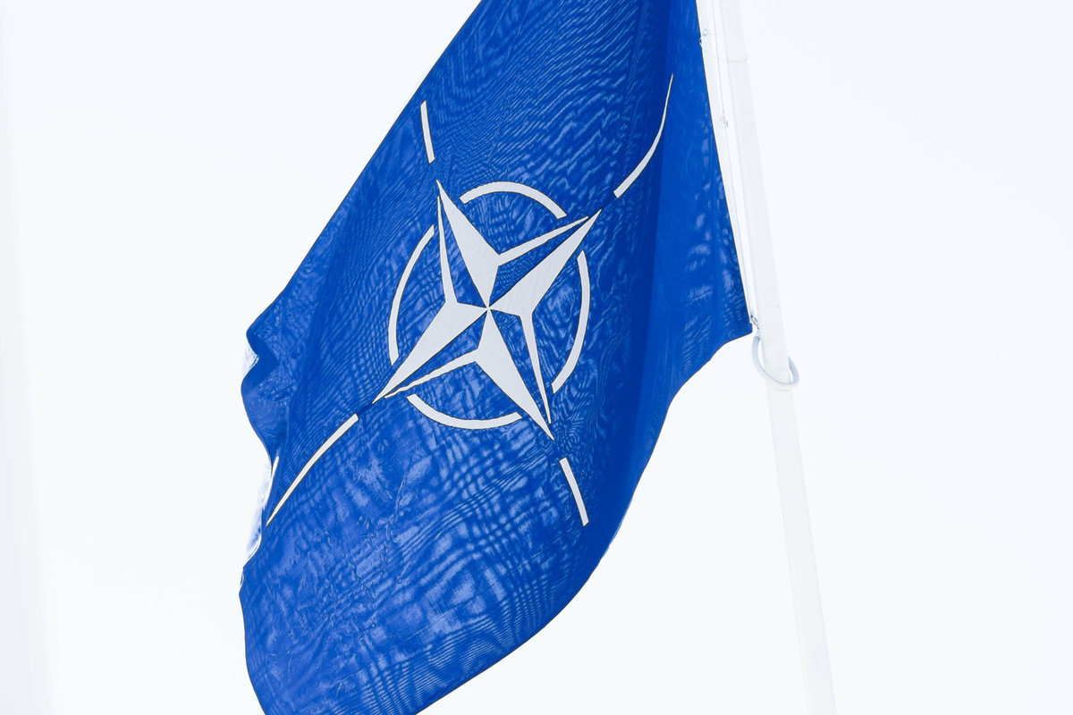 Пугаем нато. Флаг НАТО. Флаг НАТО В Киеве. Устав НАТО. Флаг НАТО коврик у двери.