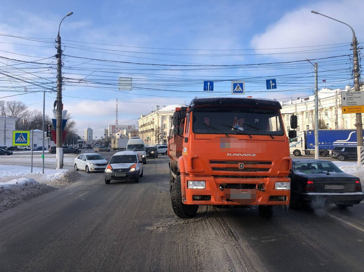 На площади Гагарина в Твери самосвал сбил 15-летнюю девочку