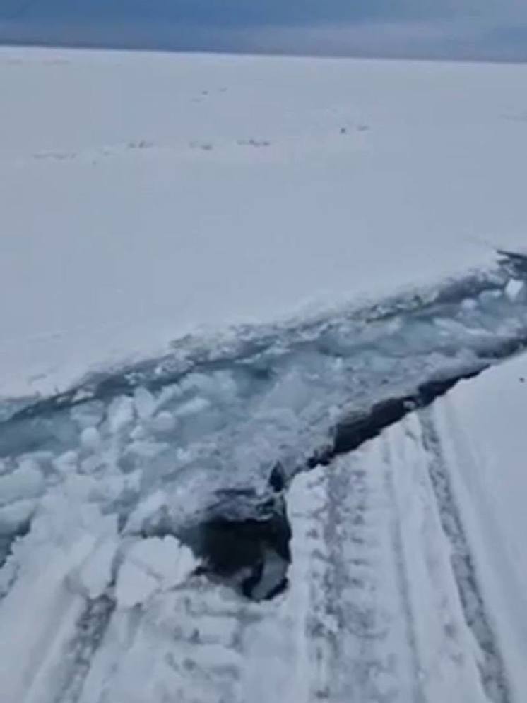 Трещина образовалась на льду Байкала в районе Утулика и Байкальска