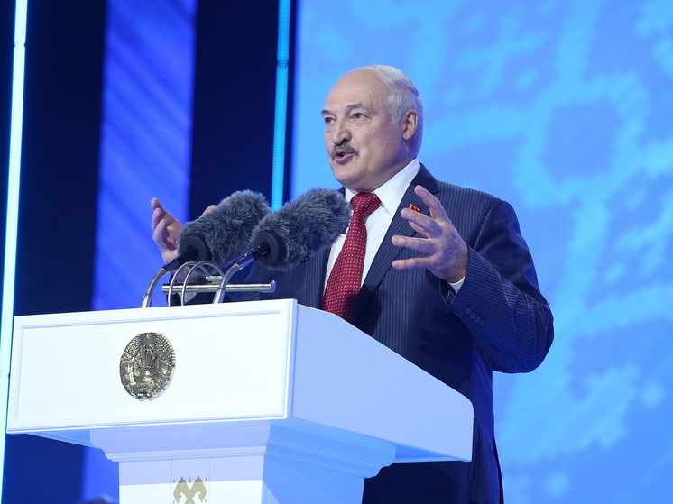 Лукашенко: чтобы не боялись идти в армию, военным надо менять систему подготовки