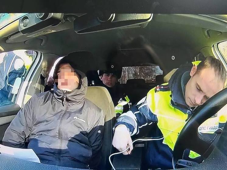 В Южно-Сахалинске автоинспекторы нашли наркотики у пассажира иномарки