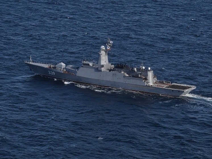 Корвет «Алдар Цыденжапов» принял на борт вертолет морской авиации