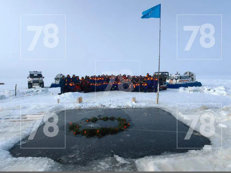 Траурный венок опустили в майну на озере в Карелии, где разбился вертолет МЧС