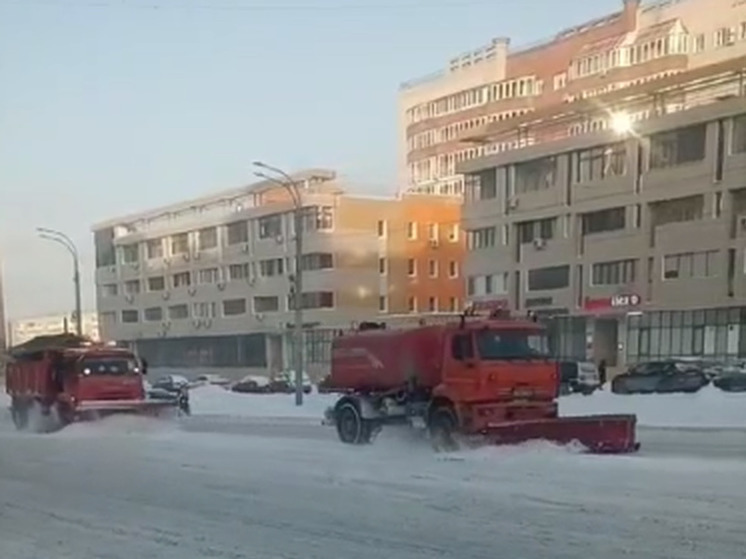 В Омске на уборку улиц после ночного снегопада выйдут 264 машины