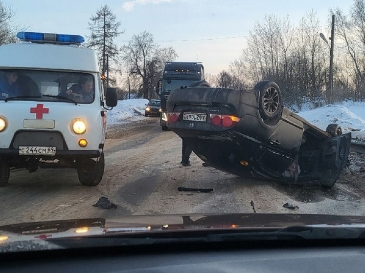 Под Тверью после ДТП на мосту иномарка перевернулась на крышу