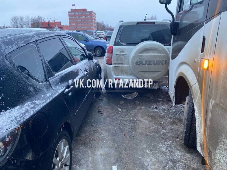 На парковке «Точинвеста» в Рязани автобус № 66 протаранил около 10 машин