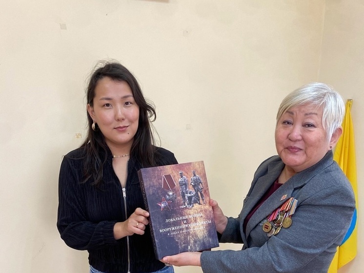 Единственная в Калмыкии женщина – участница афганской войны подарила библиотеке книгу