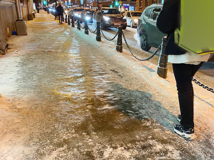 Лед и травмы: скользкие тротуары все чаще отправляют петербуржцев на больничный
