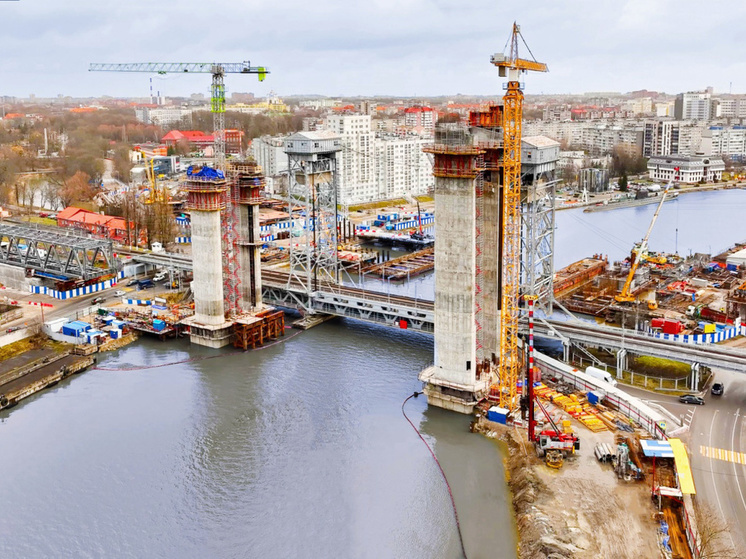 В Калининграде возвели первые башни железнодорожного моста