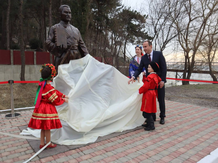 В хуторе Джанхот открыли памятник Федору Щербине