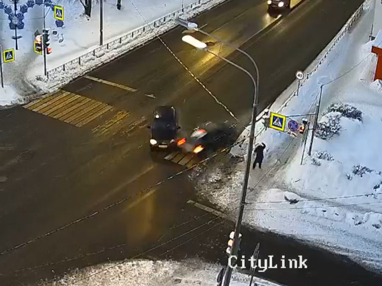 Жесткая авария произошла в Сортавале, машина едва не зацепила пешехода