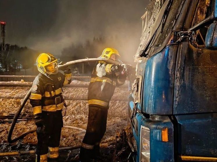 Горящую фуру с грузом потушили спасатели на Дмитровском шоссе