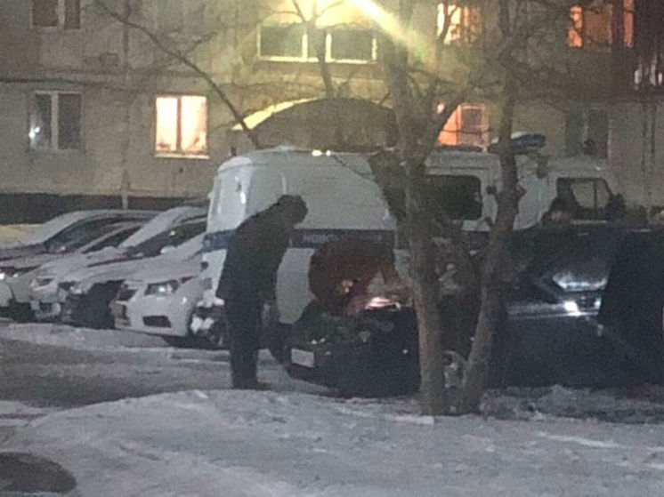 На Новокузнецкой парковке вспыхнул автомобиль