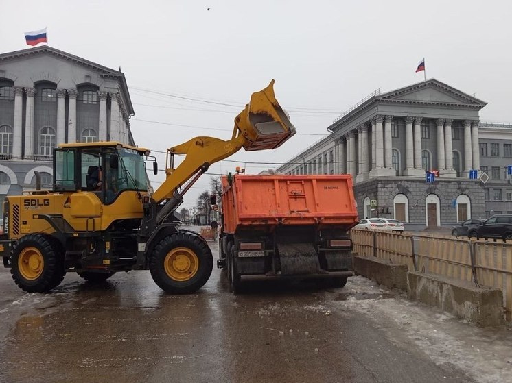 В Курске в среду дороги расчищают 63 рабочих и 47 единиц техники