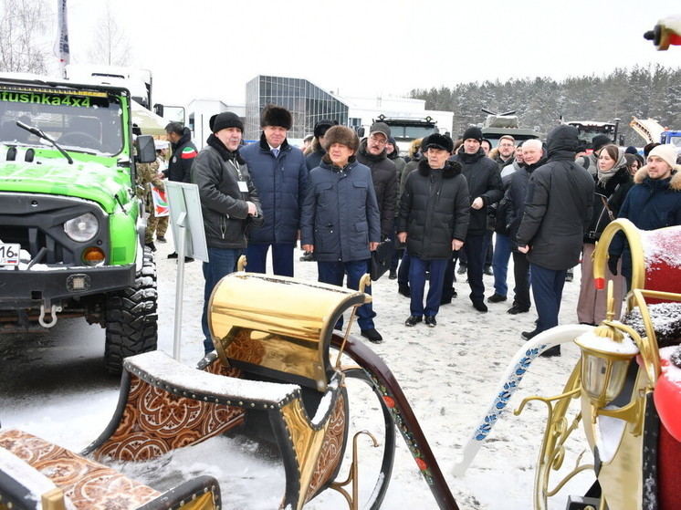 Минниханов вместе с тем поблагодарил Автоград за поддержку военнослужащих и достойные промышленные показатели.