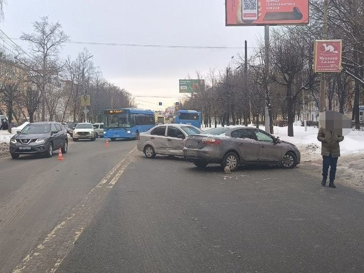 В Центральном районе Твери произошло массовое ДТП: пострадал подросток
