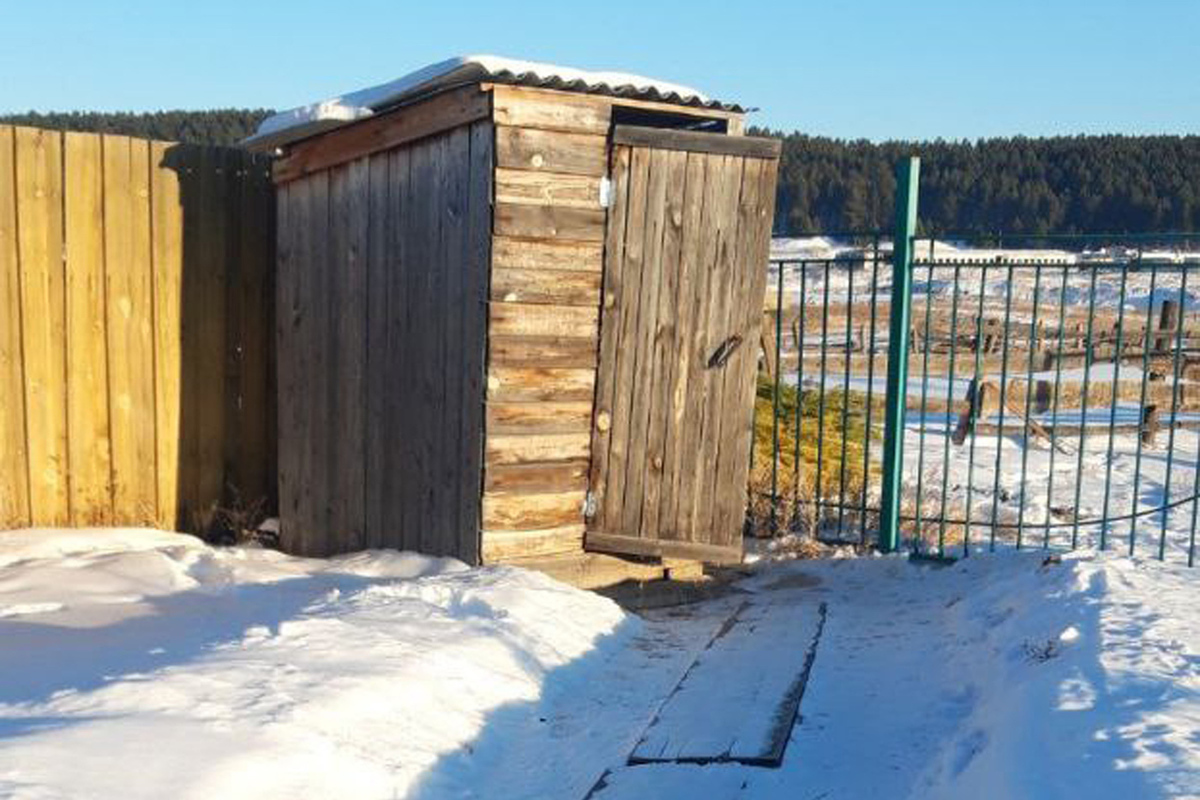 “Dirty Western culture”: a Russian village was outraged by a gender-neutral wooden toilet belonging to a local cultural center