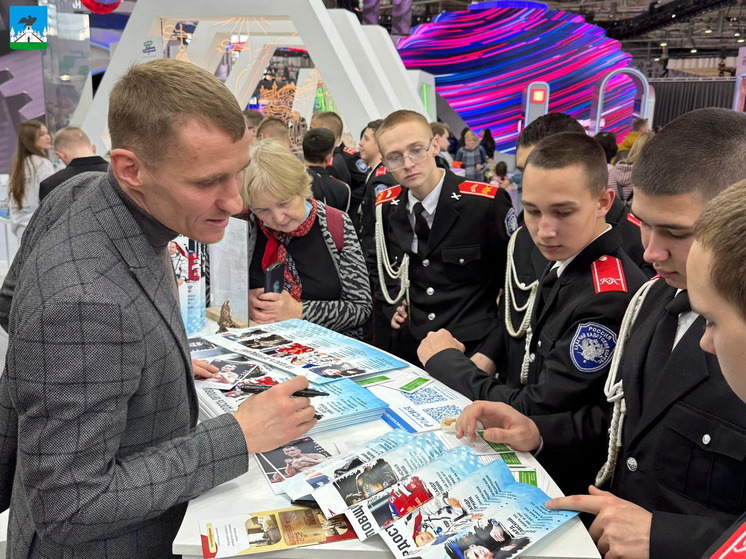 Орловский экс-чемпион по боксу встретился с посетителями выставки «Россия»