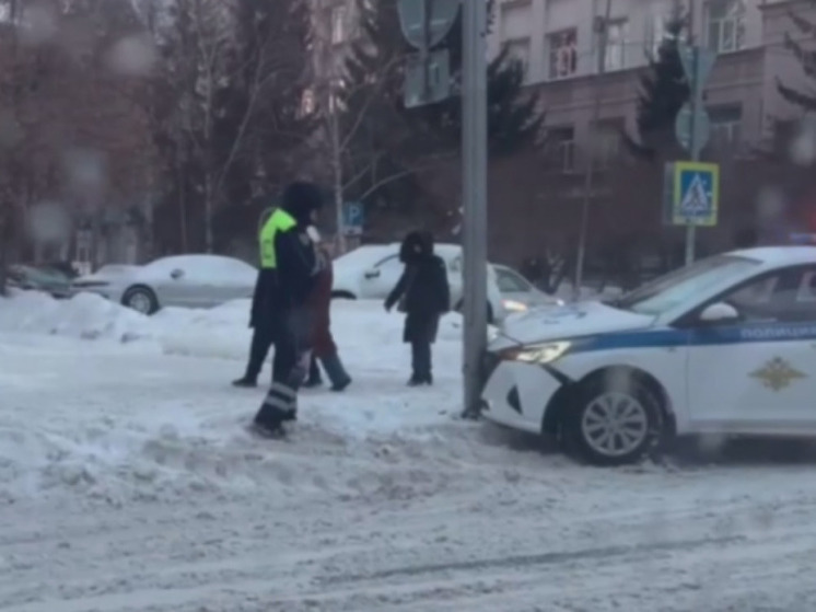 Машина ДПС врезалась в столб в центре Новосибирска