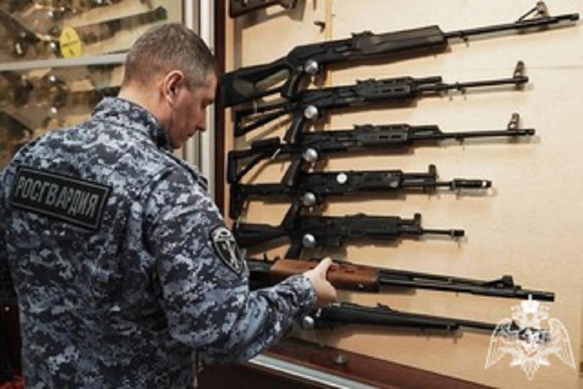В Костроме росгвардейцы проверяют оружейные магазины