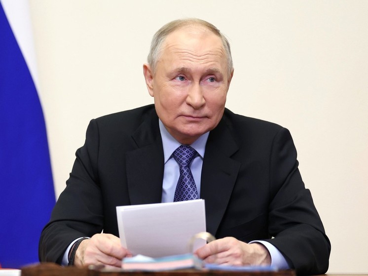 Путин велел подготовить нормативную базу для повышения выплат медикам