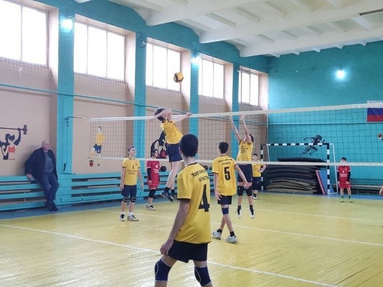 Международный день волейбола в пгт Новотроицкое отметили турниром.
