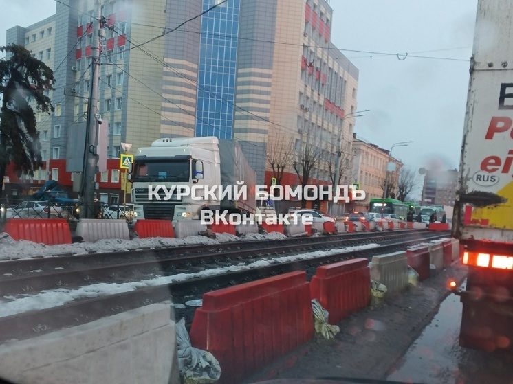В центре Курска произошел транспортный коллапс из-за ДТП с фурой