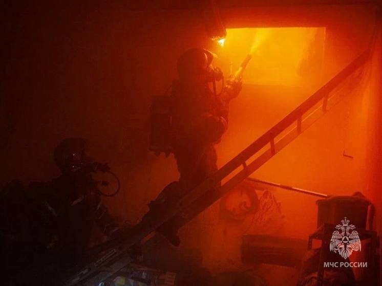 Прокуратура заинтересовалась крупным пожаром в гаражах Салехарда