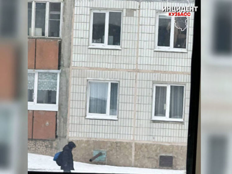 Кемеровчанка в соцсетях сообщила о голом мужчине на подоконнике многоэтажного дома