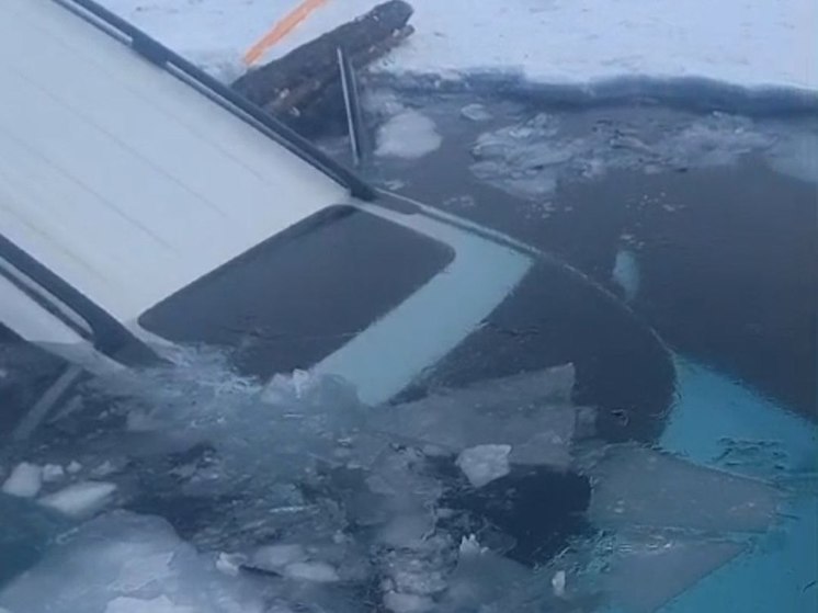 В Бурятии на Байкале автомобиль едва не провалился под лед