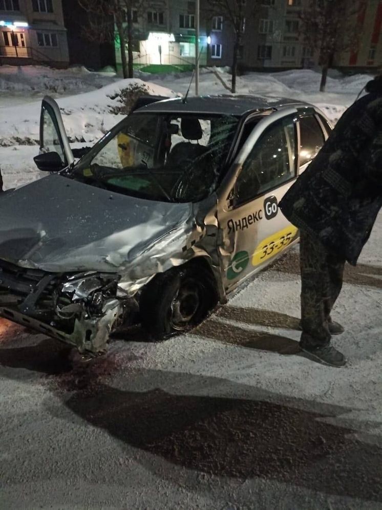 Жесткое ДТП с автомобилем такси произошло в Междуреченске