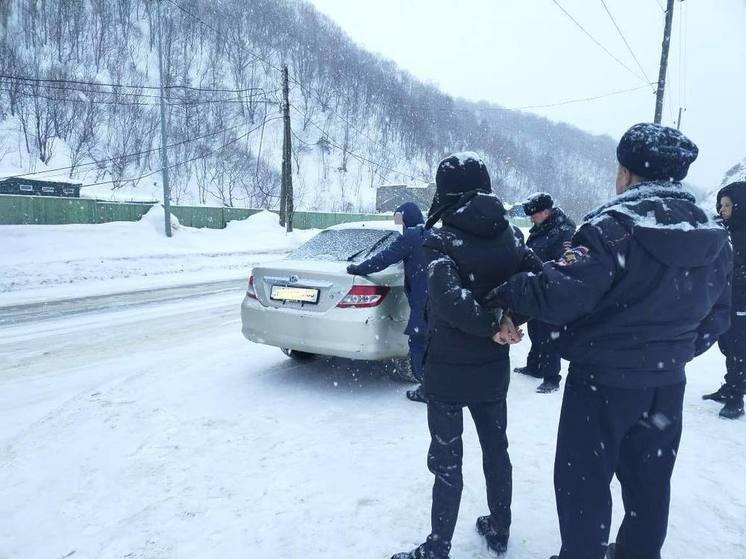 В Холмске задержан пассажир авто с наркосигаретой