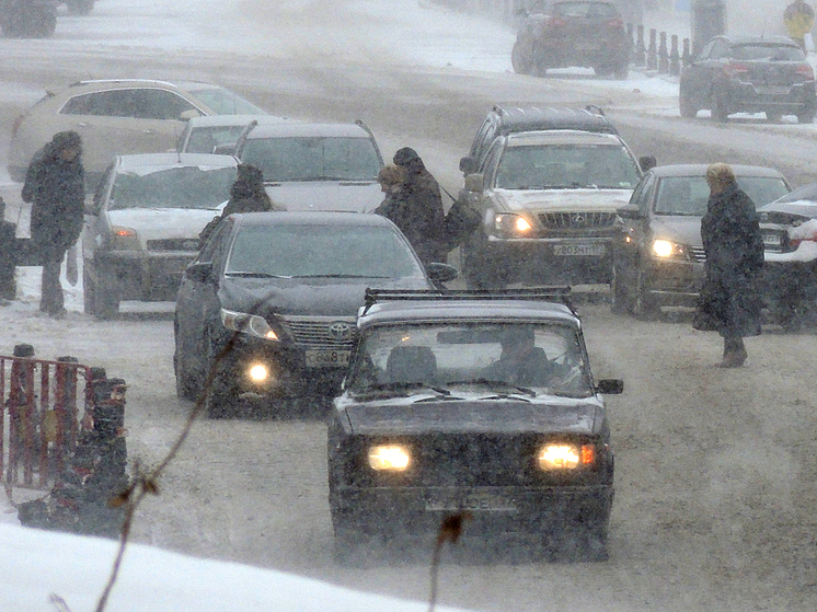 Водителей призвали отказаться от личного автотранспорта из-за метели